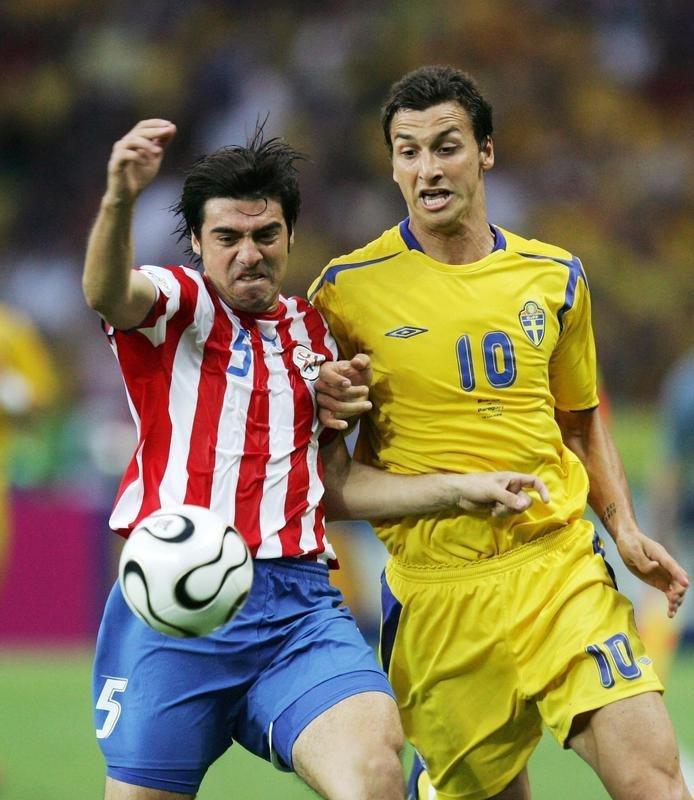 Zagueiro Cceres durante partida contra a Sucia pela Copa do Mundo de 2006. Ele tambm disputou a Copa do Mundo de 2002 pelo Paraguai.