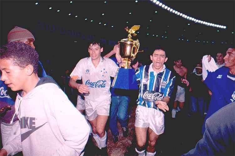 Em 1993, o Cruzeiro faturou a Copa do Brasil pela primeira vez. Aps 0 a 0 no jogo de ida, no Olmpico, em Porto Alegre, a Raposa venceu o Tricolor por 2 a 1, no Mineiro. Roberto Gacho abriu o placar, e Pingo empatou para os visitantes. Cleisson, aos 46 do segundo tempo, marcou o gol da conquista estrelada
 

