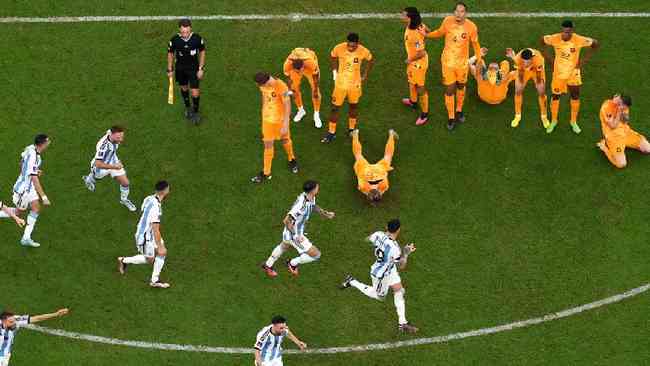 9 de dezembro: jogadores da Argentina comemoram a vitria na disputa de pnaltis contra a Holanda para chegar s semifinais (foto de Shaun Botterill)