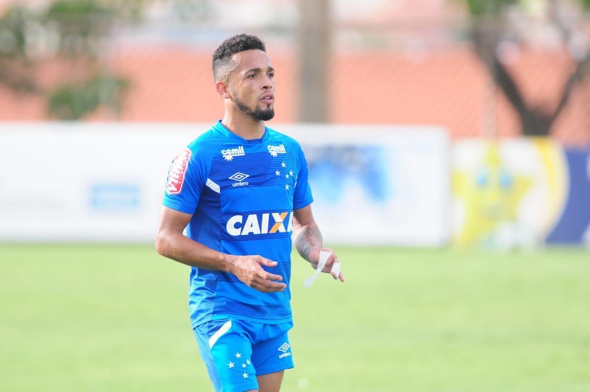 Com presena da torcida, Cruzeiro seguiu preparao para jogo contra o Fluminense, no Mineiro. Nesta sexta, Mano definiu Lucas Silva como substituto de Henrique, suspenso. O zagueiro Leo treinou normalmente aps se recuperar de leso e ser relacionado. Na foto, o meia-atacante Rafinha