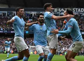 Manchester City saiu atrás, mas virou e venceu o Liverpool por 4 a 1 em partida da 29ª rodada do Campeonato Inglês; equipe de Pep Guardiola está em 2º lugar