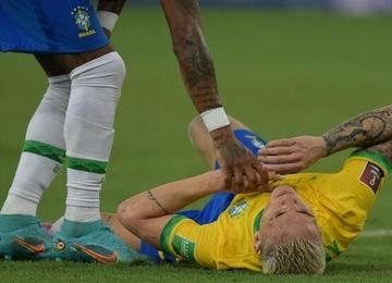 Atacante se machucou durante a partida entre Brasil e Bolívia, pelas Eliminatórias para a Copa do Mundo, e saiu de campo de maca