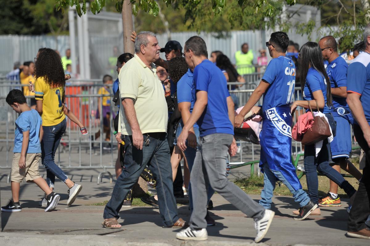 Imagens das torcidas de Cruzeiro e So Paulo no Mineiro