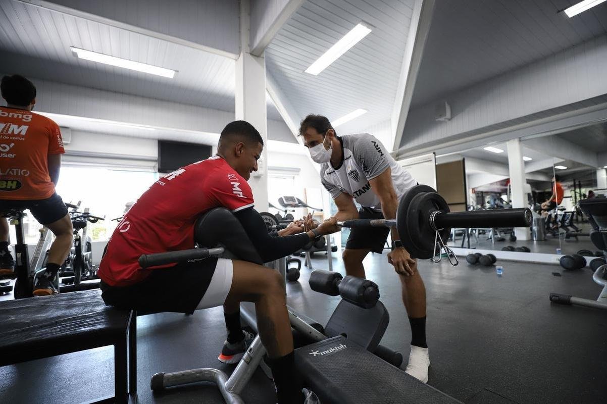 Nesta tera-feira (18), o Atltico realizou o segundo dia de trabalhos na pr-temporada 2022. Novamente com trabalhos fsicos, os atletas fizeram atividades na academia e tambm de corrida nos campos da Cidade do Galo, em Vespasiano. Ausncia, o atacante Jefferson Savarino busca solucionar burocracias para retornar da Venezuela e se juntar ao grupo alvinegro.