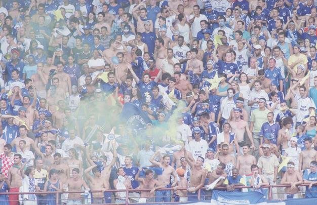 Torcida do Cruzeiro lotou Mineiro em 30 de novembro de 2003 para assistir ao duelo com o Paysandu, pela 44 rodada do Campeonato Brasileiro, que confirmaria o ttulo brasileiro e a Trplice Coroa. O pblico foi de 73.141 pagantes e gerou uma renda de R$ 827.201,00. O nmero de presentes no foi divulgado. O time celeste no decepcionou, venceu por 2 a 1, com gols de Zinho e Mota, e deu incio  festa em Belo Horizonte.