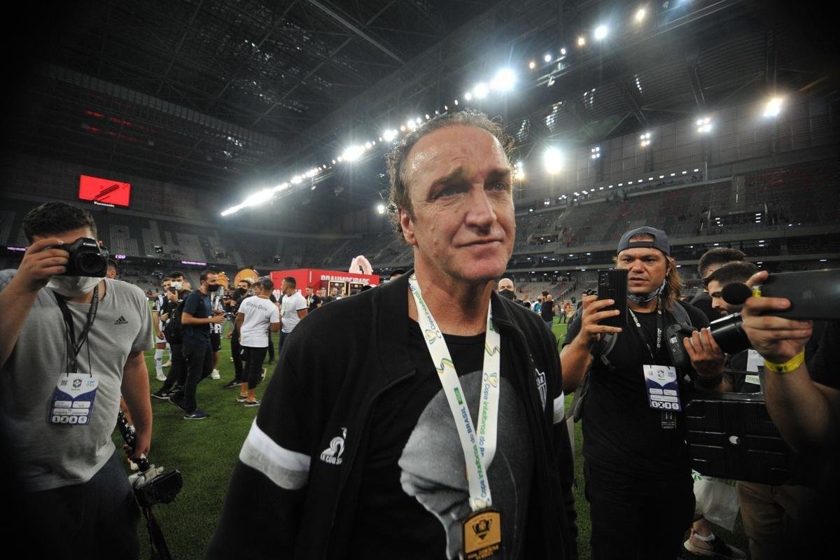 Atltico ergue a taa e festeja bi da Copa do Brasil