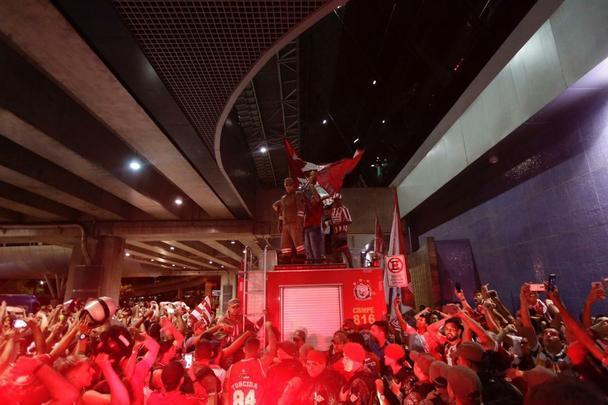Jogadores, comissão técnica e diretoria do Náutico foram recebidos com festa no desembarque após a conquista do título da Série C do Campeonato Brasileiro, diante do Sampaio Corrêa. A delegação alvirrubra desembarcou em solo pernambucano pouco depois das 23h30 e seguiu em carro aberto para a sede do clube, no bairro dos Aflitos