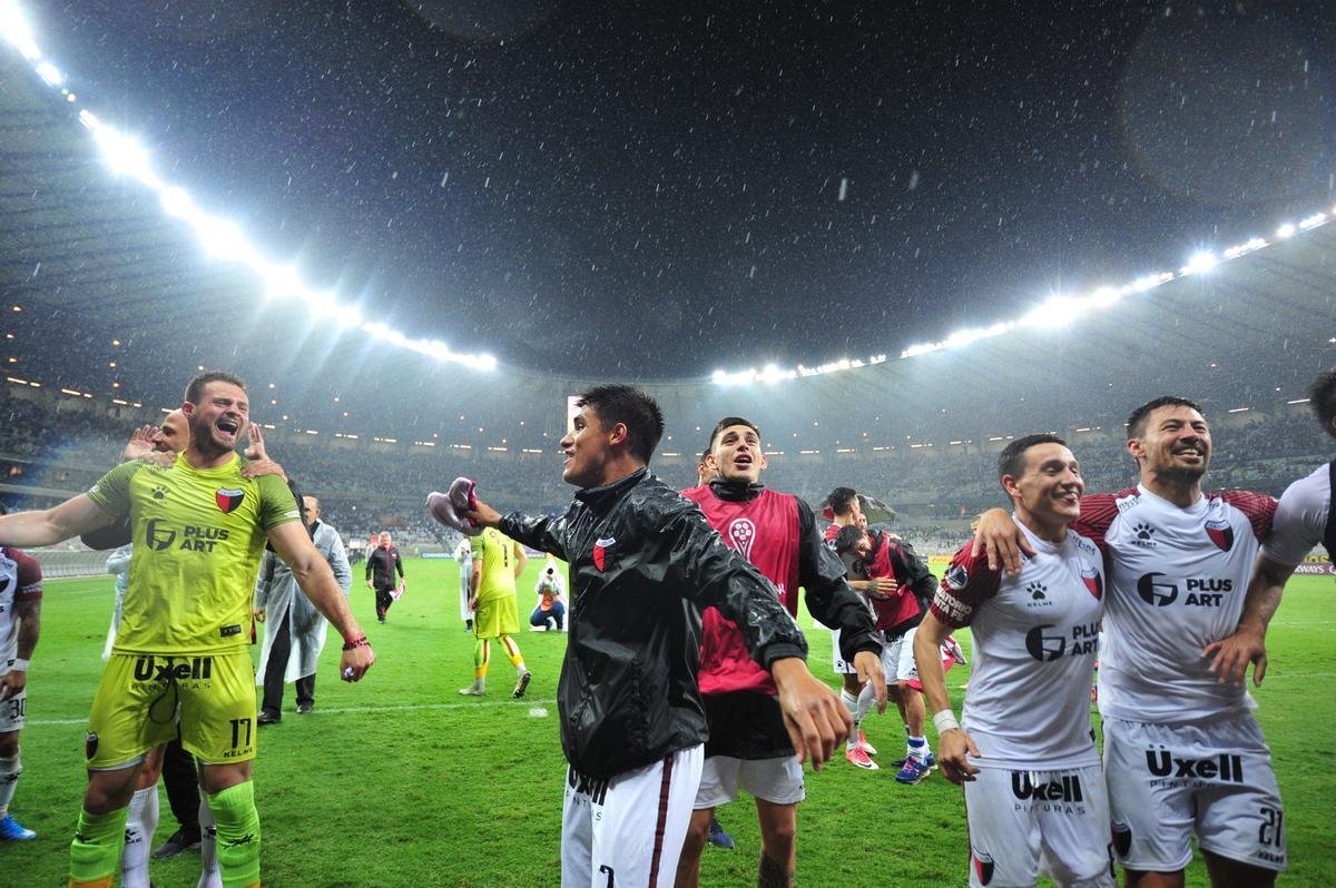 Atltico perdeu por 4 a 3 para o Coln nos pnaltis e foi eliminado da Copa Sul-Americana. Goleiro argentino Burin defendeu penalidades de Rver e Cazares