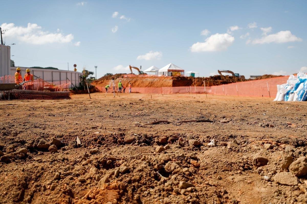 Ideia  mostrar a realidade das obras de construo do estdio do Galo
