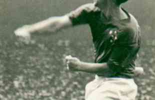 03/02/1968 - O jogador de futebol do Cruzeiro, Tostão, comemora gol contra o Atlético