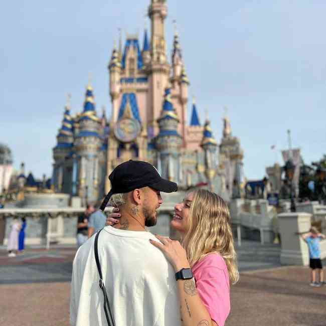 El lateral derecho Guga con su novia en Disney