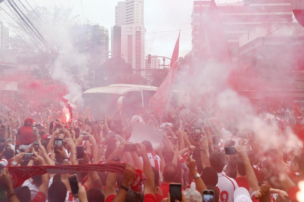 Presença massiva das torcidas na sede alvirrubra, antes da bola rolar para #Náutico e Paysandu.