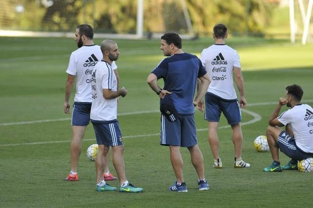 Seleo Argentina treinou nesta tera na Cidade do Galo com Lionel Messi. O craque cobrou faltas, afiou a pontaria e, em seguida, deixou a atividade mais cedo para se poupar. Na parte final, o tcnico Bauza orientou um trabalho em campo reduzido