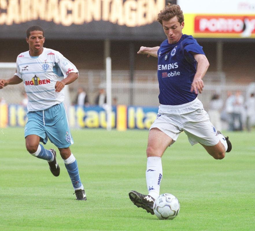 O volante Martinez defendeu o Cruzeiro entre 2003 e 2007. No perodo, foi campeo brasileiro (2003), da Copa do Brasil (2003) e tricampeo mineiro (2003, 2004 e 2006). Sua passagem pela Toca foi prejudicada por uma grave leso no joelho direito.