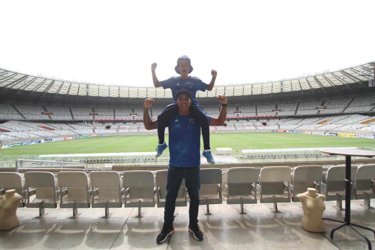 Gabriel Henry, de 11 anos, com o pai, Edimar Nogueira de Oliveira, de 43. Menino acompanha o Cruzeiro no Mineir�o desde pequeno e j� se tornou um torcedor-s�mbolo. Paix�o s� aumentou nos momentos de dificuldade do clube na S�rie B e nesta campanha do acesso, em 2022.