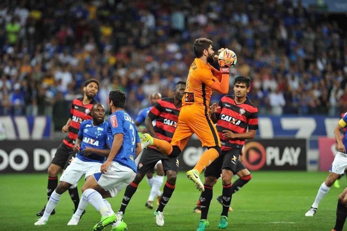 Cruzeiro empatou com o vitria, neste domingo, no Mineiro