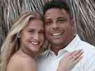 Gestor do Cruzeiro, Ronaldo pede a namorada Celina Locks em casamento