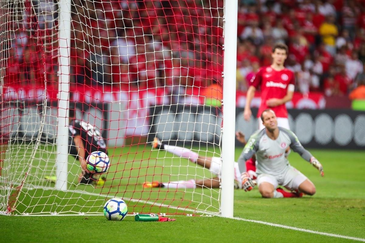Galo derrotou Internacional no Beira-Rio com gols de Cazares e Terans; D'Alessandro descontou de pnalti