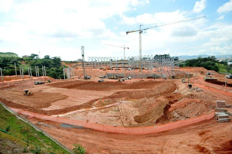 Arena MRV completa um ano de obras neste 20 de abril de 2021. Veja como est o andamento da construo do estdio do Atltico, que tem previso de ficar pronto em outubro de 2022. Sero 46 mil lugares, 2.333 vagas de estacionamento, 40 bares e 80 camarotes. O empreendimento fica no bairro Califrnia, em Belo Horizonte. (Fotos de Gladyston Rodrigues/EM/D. A Press)