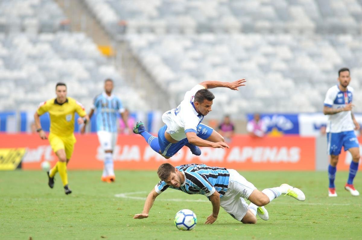 Cruzeiro estreou novo uniforme neste sbado, contra o Grmio