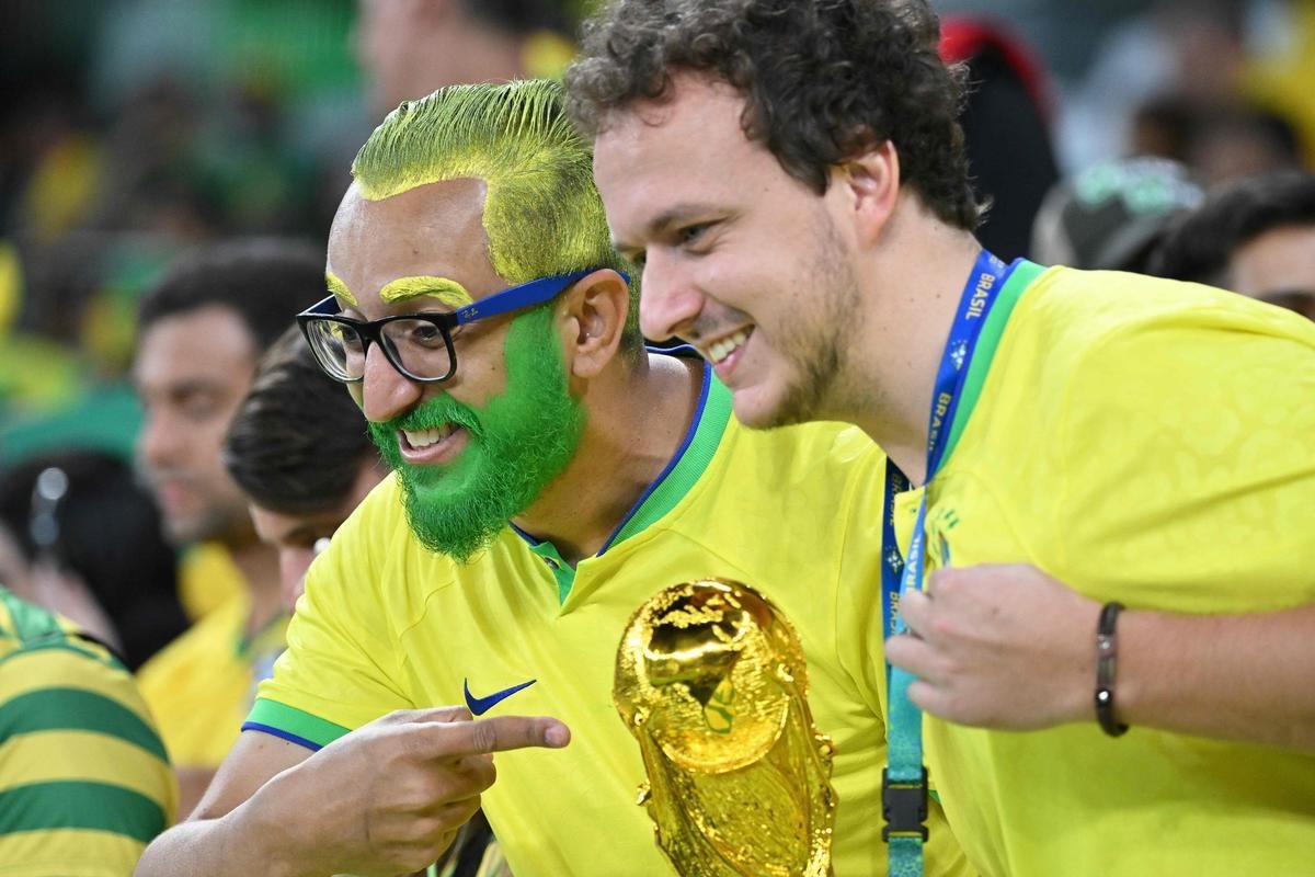 Fotos das torcidas de Brasil e Crocia no Estdio da Educao, em Al-Rayyan, no Catar, em duelo pelas quartas de final da Copa do Mundo