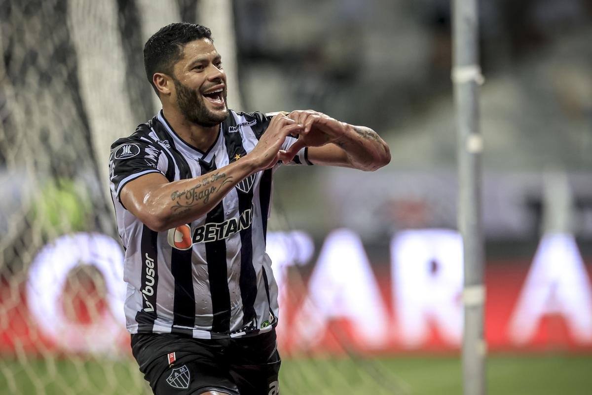 Fotos do golao de Hulk sobre o River Plate no Mineiro