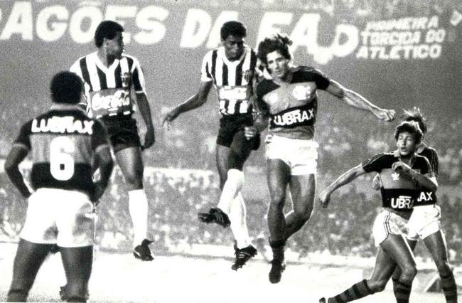No Brasileiro de 1987, o Atltico fez a melhor campanha nas duas fases e tinha a vantagem do empate na semifinal. No primeiro jogo, vitria do Flamengo no Maracan, por 1 a 0, gol de Bebeto. No jogo da volta, no Mineiro, triunfo do Rubro-Negro por 3 a 2. Zico, Bebeto e Renato Gacho marcaram para os cariocas, enquanto Chiquinho e Srgio Arajo fizeram pelo Galo. 