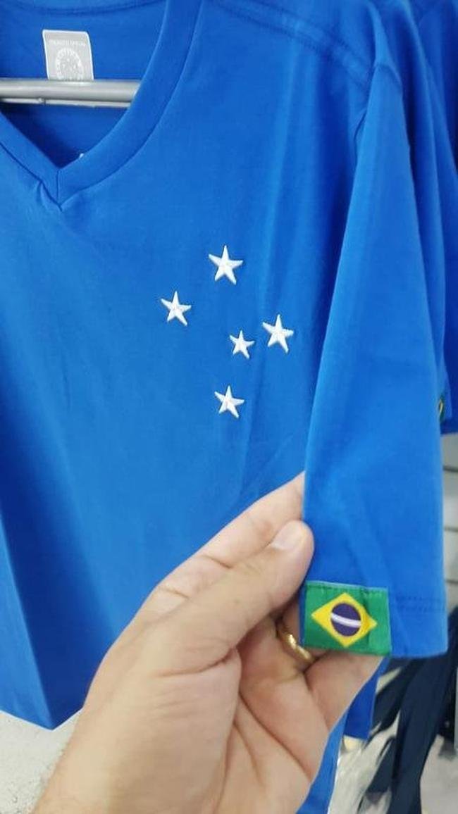 Camisas comemorativas lanadas por marca licenciada pelo Cruzeiro