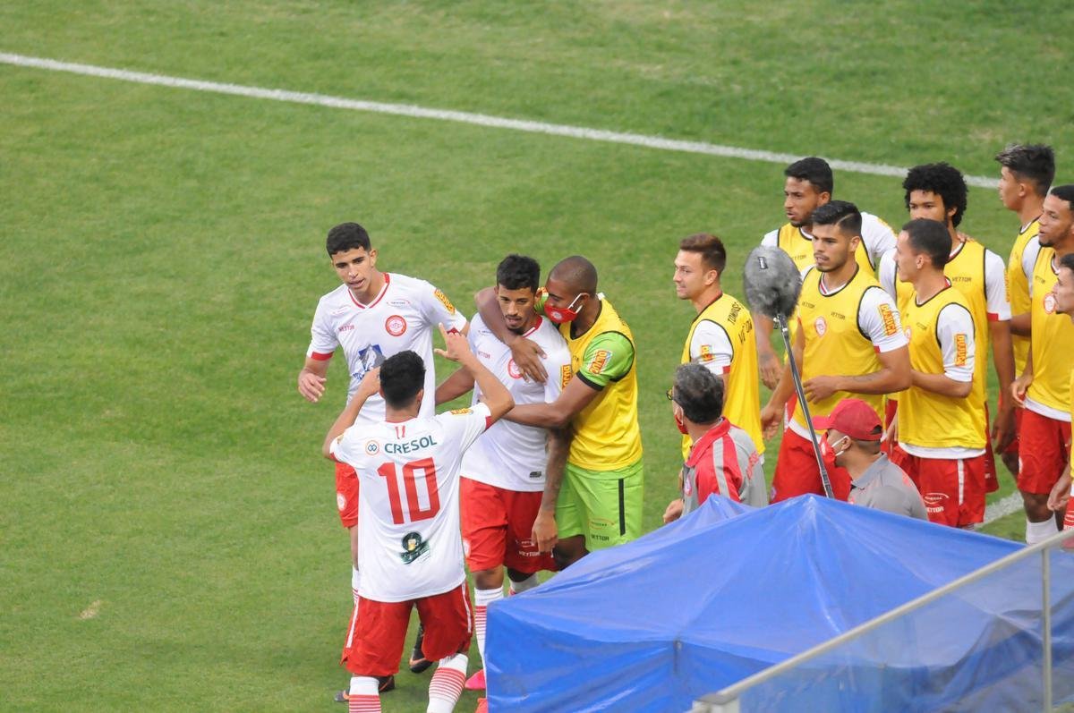 No Independncia, Tombense vence Caldense por 2 a 0 e garante vaga na final do Campeonato Mineiro 