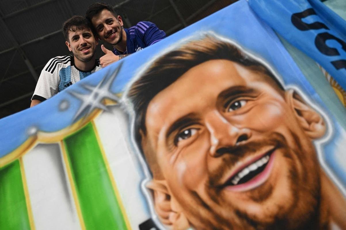 Fotos das torcidas de Argentina e Polnia durante jogo entre as duas selees pelo Grupo C da Copa do Mundo, no Estdio 974, em Doha, no Catar