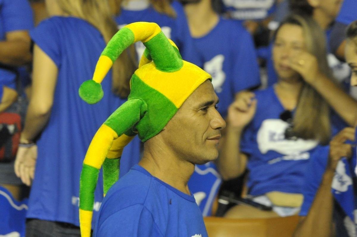 Veja fotos das torcidas na deciso da Superliga Feminina no Mineirinho
