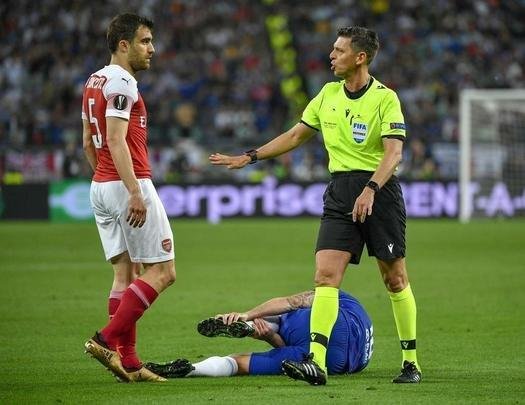 Com direito a um show de Hazard no segundo tempo, quando o craque belga marcou dois gols e ainda deu assistncia para Pedro balanar as redes, o Chelsea goleou o Arsenal por 4 a 1, nesta quarta-feira, no estdio Olmpico de Baku, no Azerbaijo, e conquistou o seu segundo ttulo da Liga Europa