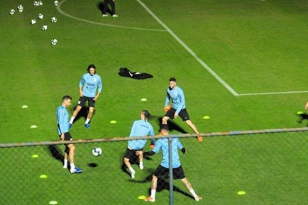 Imagens do primeiro treino da Seleo Uruguaia no Sesc Venda Nova, em Belo Horizonte