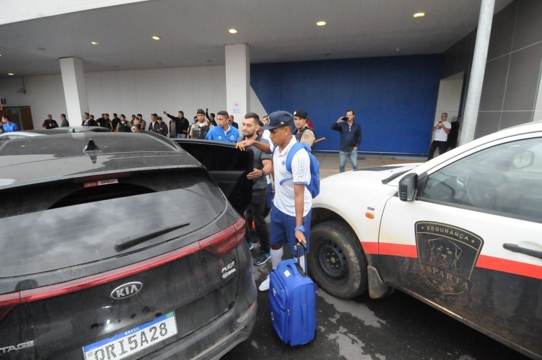 No desembarque do Cruzeiro em Confins, aps o jogo contra o Cear, tcnico Rogrio Ceni foi ovacionado por torcedores presentes no aeroporto. J o meia Thiago Neves, apontado como piv do atrito com o tcnico, foi criticado. Assim como treinador, goleiro Fbio foi ovacionado pelos cruzeirenses na chegada.