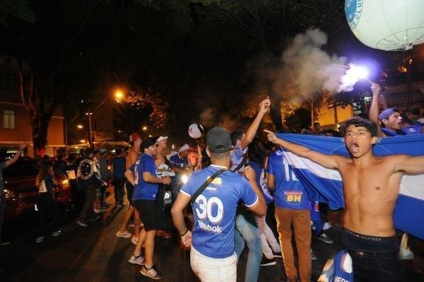 Torcedores protestam contra o cancelamento do evento na Savassi