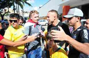 Depois de derrotar a Argentina por 2 a 0 no Mineiro e garantir vaga na final da Copa Amrica, jogadores da Seleo Brasileira ganharam folga em Belo Horizonte e foram tietados por torcedores na porta do hotel Ouro Minas. 