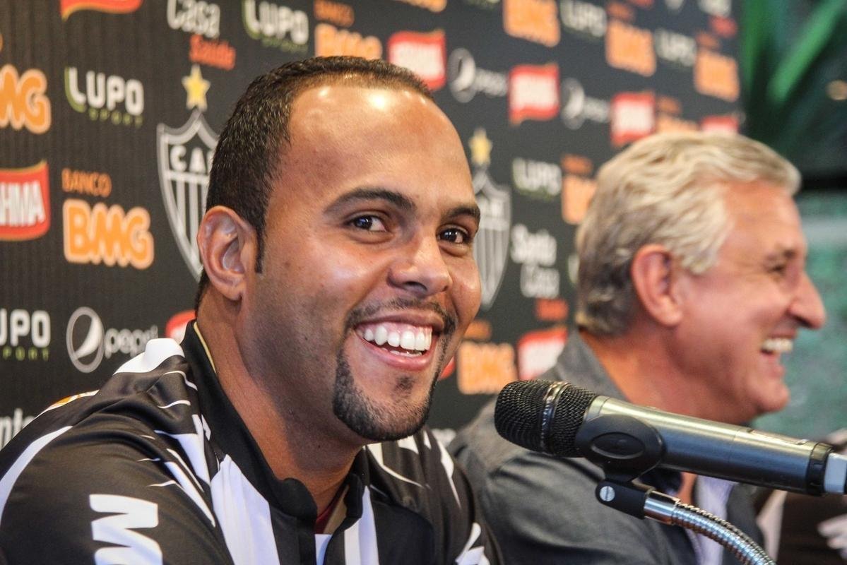 Em 2013, o Atltico precisava de um reserva para J na posio de centroavante. O clube foi atrs de Alecsandro, que pertencia ao Vasco. O jogador assinou por trs anos com o Galo. Para compensar o time carioca, Fillipe Soutto e Leonardo foram emprestados. O 'Alecgol' conquistou o ttulo da Libertadores pelo Galo, mas deixou o clube ao fim da temporada 2013. Pelo clube, foram 50 jogos e 11 gols marcados.