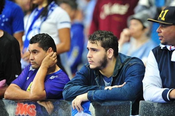 Sinalizadores, rojes, ira e xingamentos: a reao da torcida celeste com a derrota no Mineiro