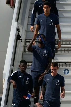 Aps conquistar o ttulo de campe do mundo, Seleo da Frana volta para casa e  recebida com festa no aeroporto de Paris