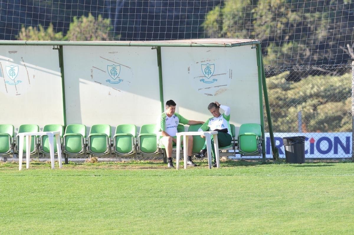 Depois de reunio com elenco e diretoria, Adilson Batista observou treino comandado por Drubscky no Amrica