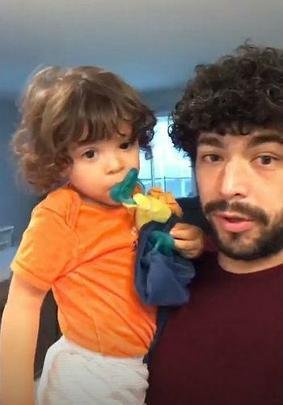 Luan com a família em casa