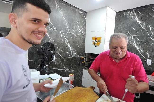 GaloCuia, nesse sbado (19), reuniu dezenas de atleticanos em 'concentrao' para a Supercopa do Brasil contra o Flamengo. As equipes se enfrentam no domingo, na Arena Pantanal, em busca do primeiro trofu da temporada 2022.