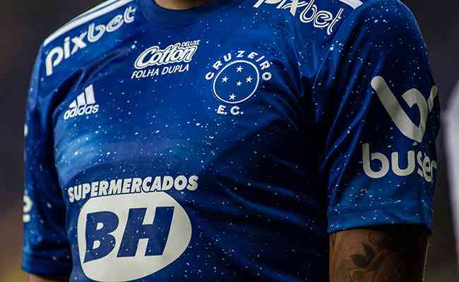 Em 2022, Cruzeiro utilizou camisa com escudo de 1942