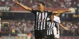 Atl�tico saiu atr�s, conseguiu virada com R�ger Guedes e Ricardo Oliveira, mas cedeu empate no Morumbi