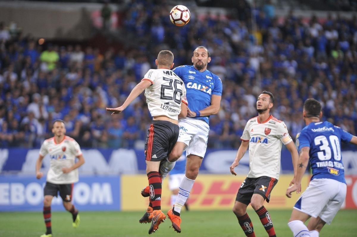 Fotos do primeiro tempo do duelo entre Cruzeiro e Flamengo, no Mineiro, pelas oitavas de final da Libertadores