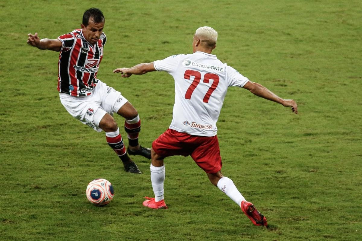 O Náutico equilibrou na segunda metade do primeiro tempo e o jogo ficou aberto para as equipes, com ambas criando boas chances. Jorge Henrique, de cabeça, teve duas oportunidades pelo Timbu. o Santa acertou uma bola na trave, com Didira, mas o placar terminou sem gols na etapa inicial.
