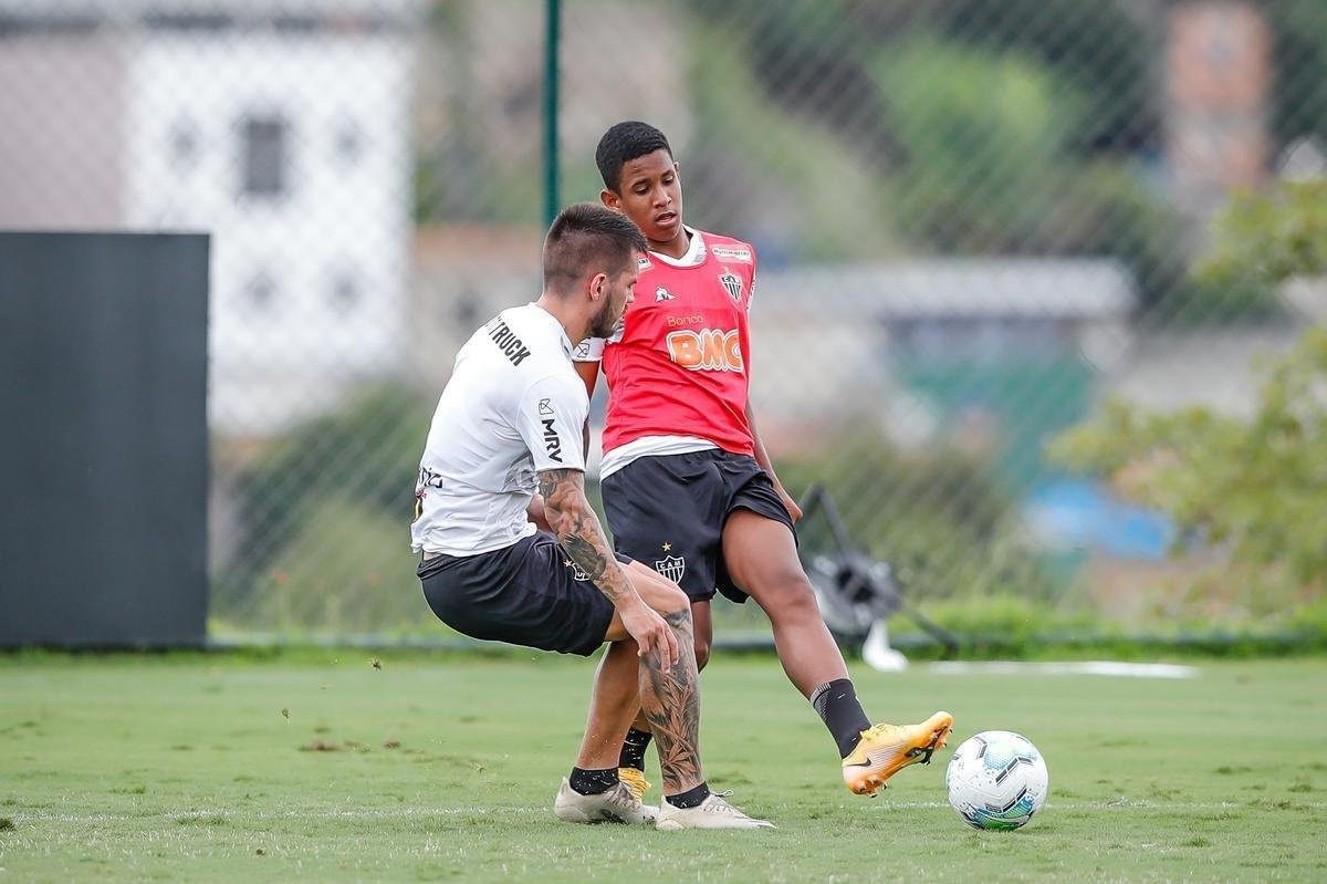 Veja fotos do treino do Atltico