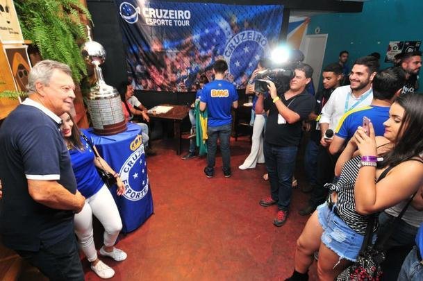 Raul Plassmann, ex-goleiro do Cruzeiro, participa de ao com torcedores em BH