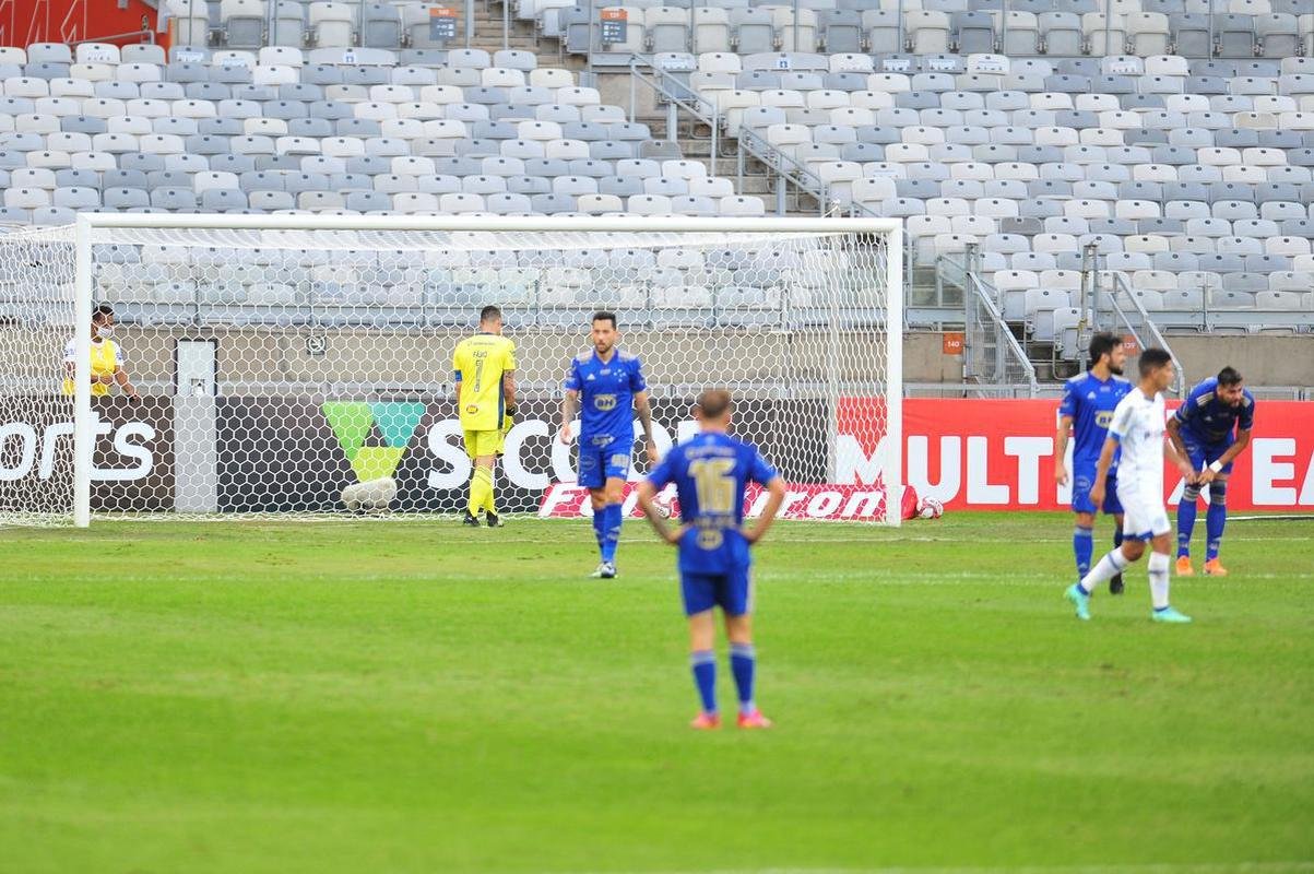 Com gols de Marcos Serrato e Renato (2), o Ava venceu o Cruzeiro por 3 a 0, neste sbado, no Mineiro, pela 12 rodada da Srie B