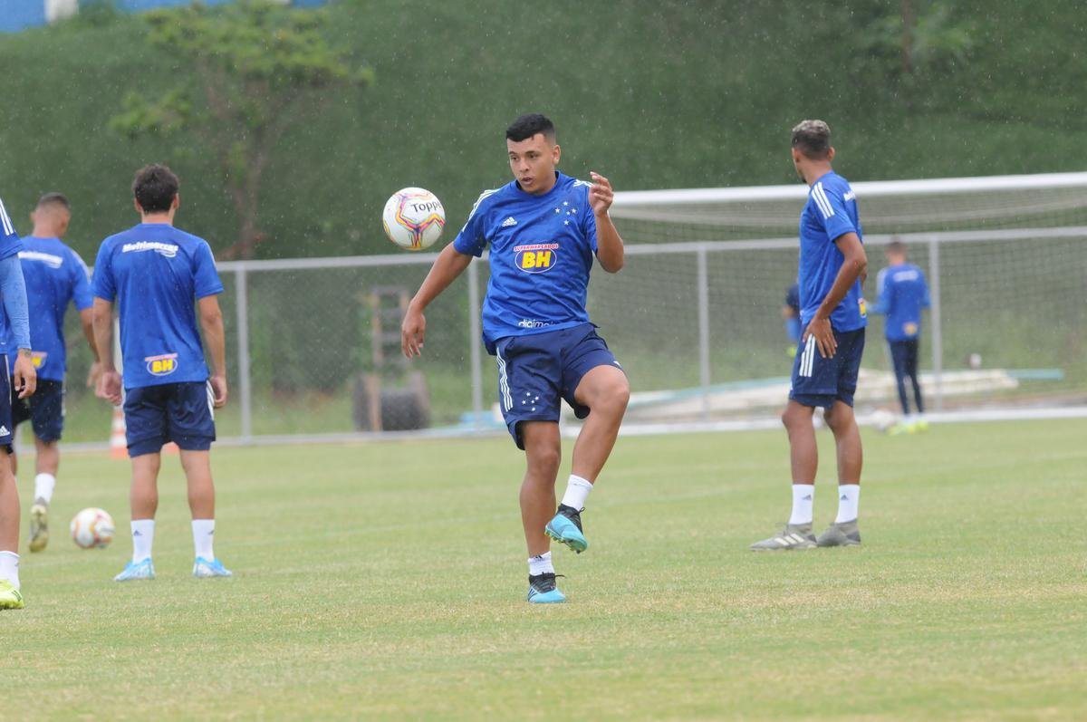 Vincius Pop - autor de 139 gols na base do Cruzeiro, no conseguiu repetir o sucesso no time principal. Assim, acabou emprestado ao Sport at o fim do Campeonato Brasileiro. O atacante de 19 anos ainda no entrou em campo pelo novo clube.
